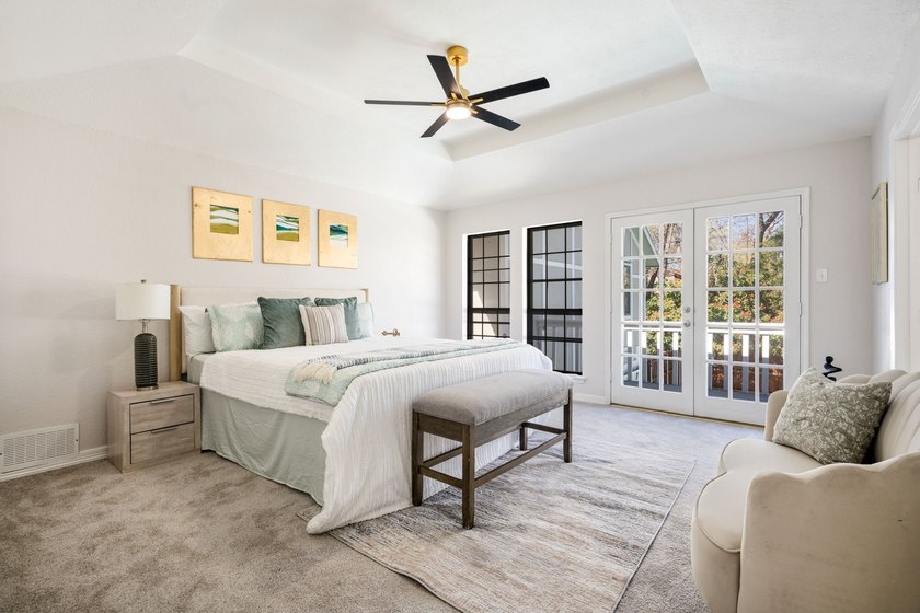Welcome to this beautifully fully updated 5-bedroom, 4-bathroom - photo 32