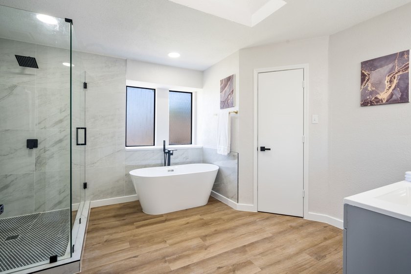 Welcome to this beautifully fully updated 5-bedroom, 4-bathroom - photo 34
