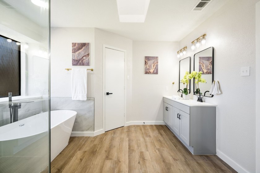 Welcome to this beautifully fully updated 5-bedroom, 4-bathroom - photo 35