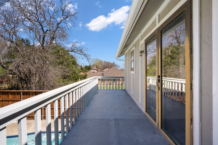 Welcome to this beautifully fully updated 5-bedroom, 4-bathroom - photo 36