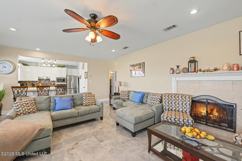 Welcome to this elegant pristine 3,400 sq. ft. two-story home - photo 6