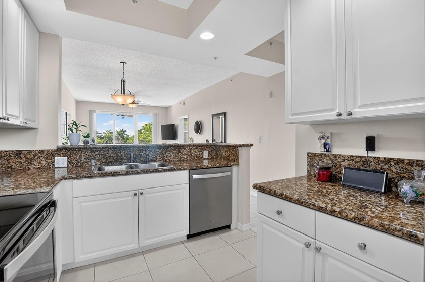 Stunning 2BR/2BA deluxe condo in the heart of SE Boca! Nestled - photo 16