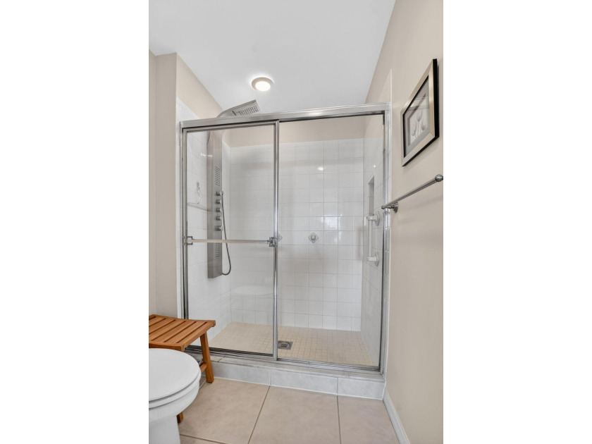 Stunning 2BR/2BA deluxe condo in the heart of SE Boca! Nestled - photo 23