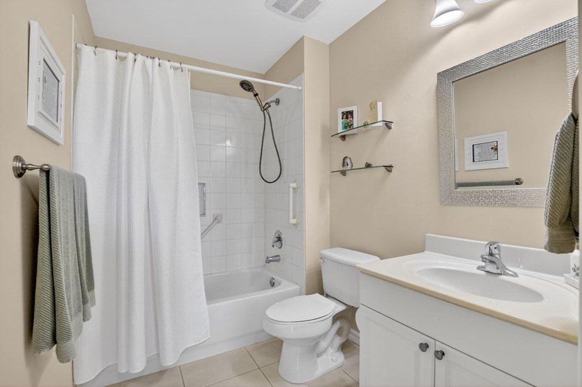 Stunning 2BR/2BA deluxe condo in the heart of SE Boca! Nestled - photo 28