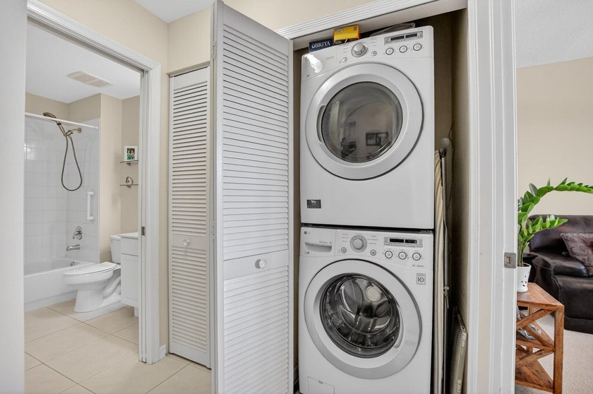 Stunning 2BR/2BA deluxe condo in the heart of SE Boca! Nestled - photo 29
