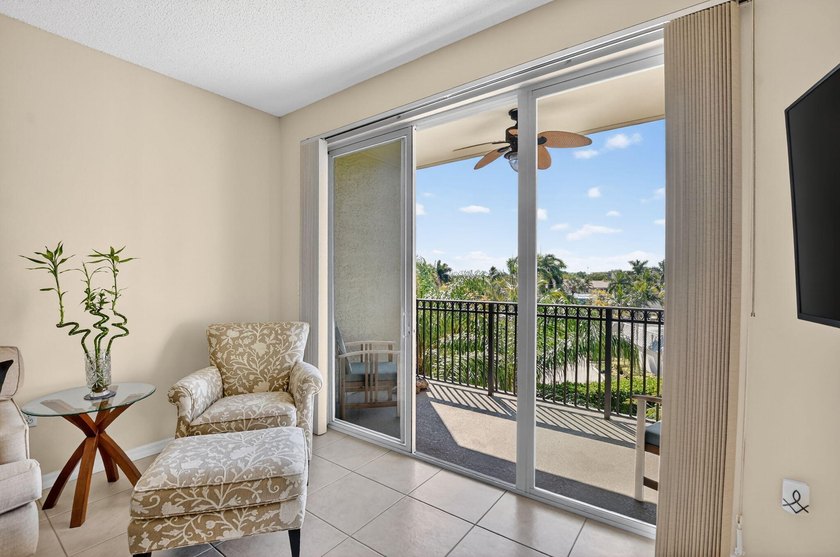 Stunning 2BR/2BA deluxe condo in the heart of SE Boca! Nestled - photo 30