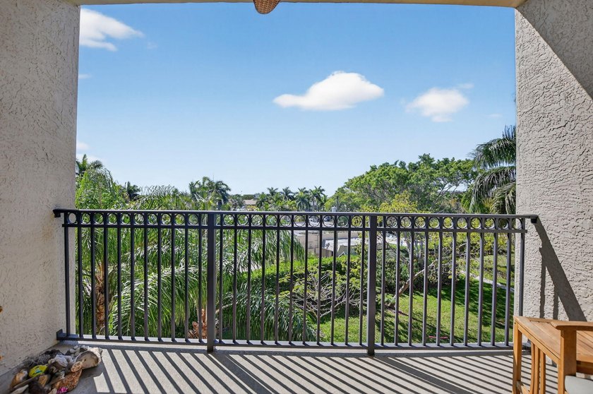 Stunning 2BR/2BA deluxe condo in the heart of SE Boca! Nestled - photo 31
