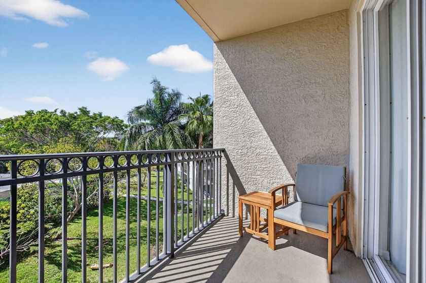 Stunning 2BR/2BA deluxe condo in the heart of SE Boca! Nestled - photo 32
