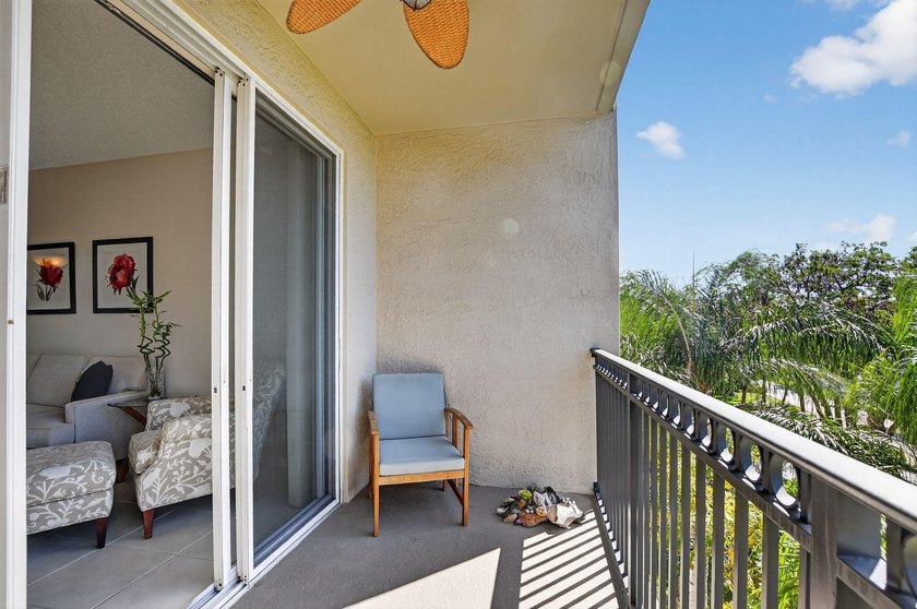 Stunning 2BR/2BA deluxe condo in the heart of SE Boca! Nestled - photo 33