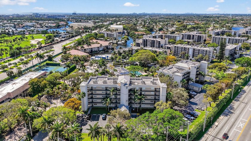 Stunning 2BR/2BA deluxe condo in the heart of SE Boca! Nestled - photo 35