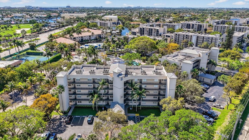 Stunning 2BR/2BA deluxe condo in the heart of SE Boca! Nestled - photo 36