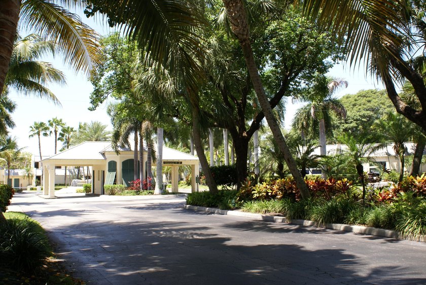 Stunning 2BR/2BA deluxe condo in the heart of SE Boca! Nestled - photo 43