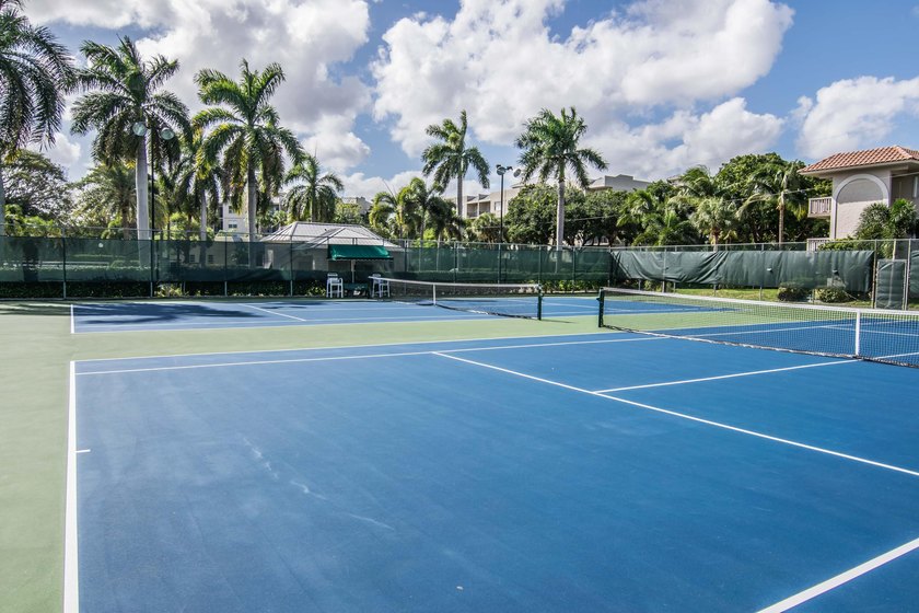 Stunning 2BR/2BA deluxe condo in the heart of SE Boca! Nestled - photo 45
