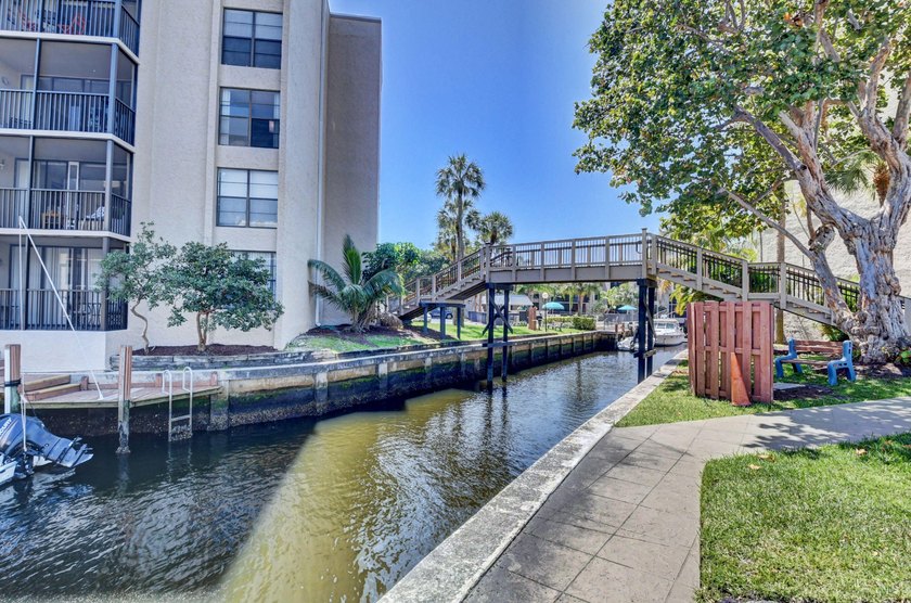 Stunning 2BR/2BA deluxe condo in the heart of SE Boca! Nestled - photo 48