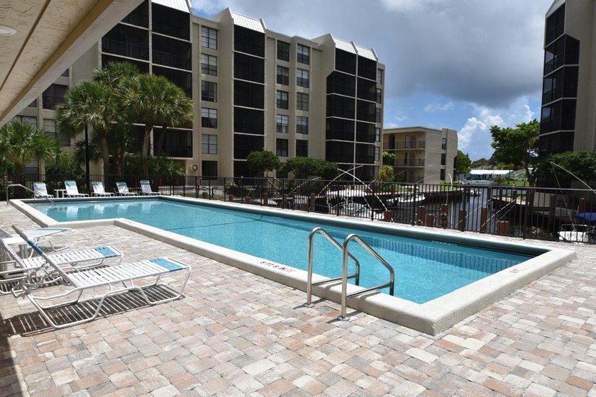 Stunning 2BR/2BA deluxe condo in the heart of SE Boca! Nestled - photo 49