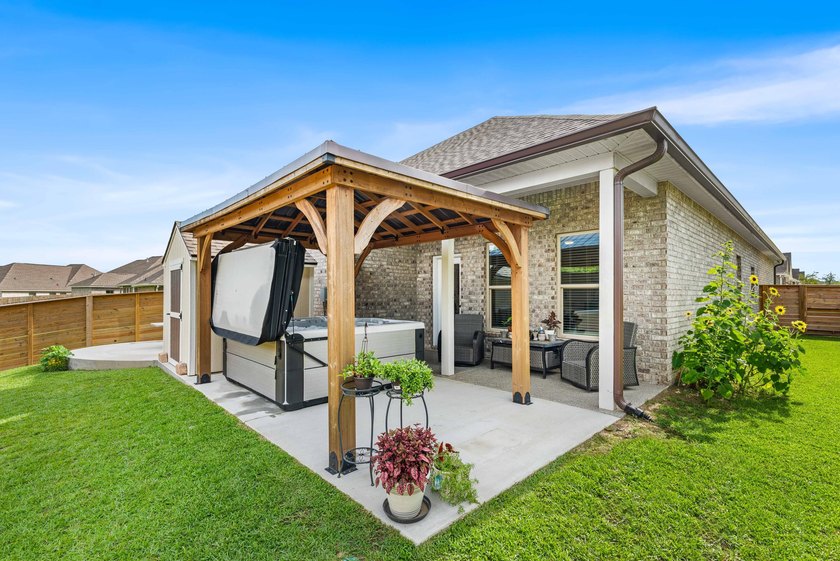 Welcome to 101 Hydrangea Boulevard, a beautifully designed - photo 33