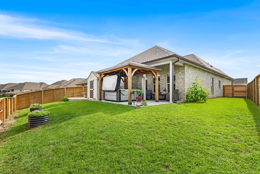 Welcome to 101 Hydrangea Boulevard, a beautifully designed - photo 34
