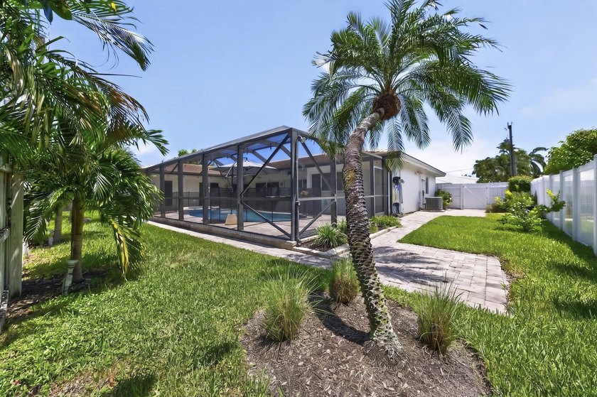 Beautifully updated home in fabulous community shows like a - photo 40
