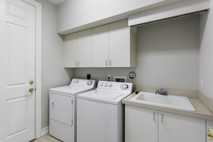 THIS FIRST FLOOR SPACIOUS LOW-MAINTENANCE COACH HOME FEATURES - photo 22