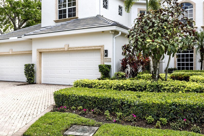 THIS FIRST FLOOR SPACIOUS LOW-MAINTENANCE COACH HOME FEATURES - photo 25