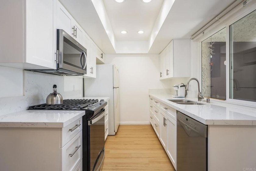 BEAUTIFULLY REMODELED 1 BEDROOM, 1 BATH UPSTAIRS UNIT WITH A - photo 14