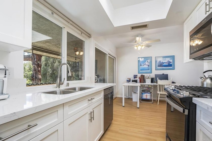 BEAUTIFULLY REMODELED 1 BEDROOM, 1 BATH UPSTAIRS UNIT WITH A - photo 15