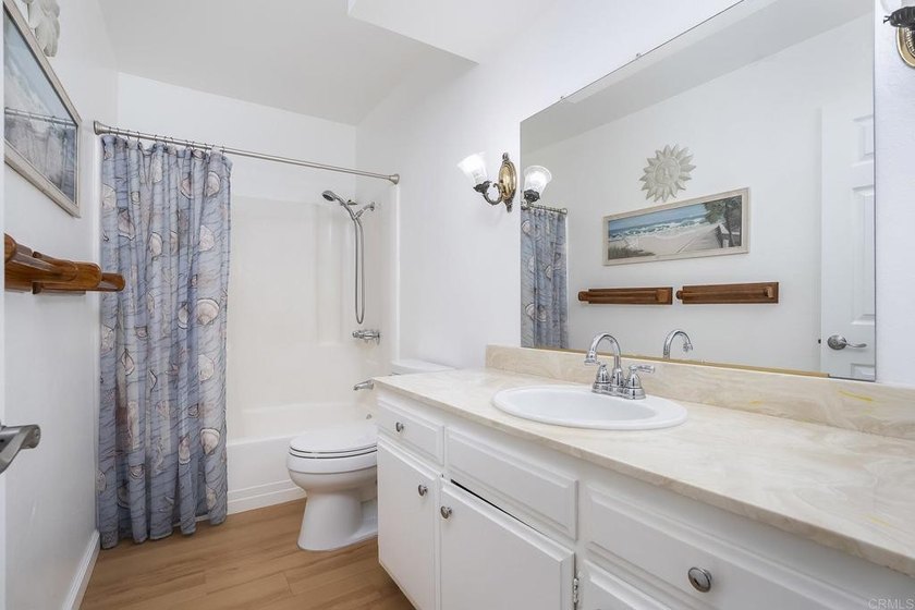 BEAUTIFULLY REMODELED 1 BEDROOM, 1 BATH UPSTAIRS UNIT WITH A - photo 19