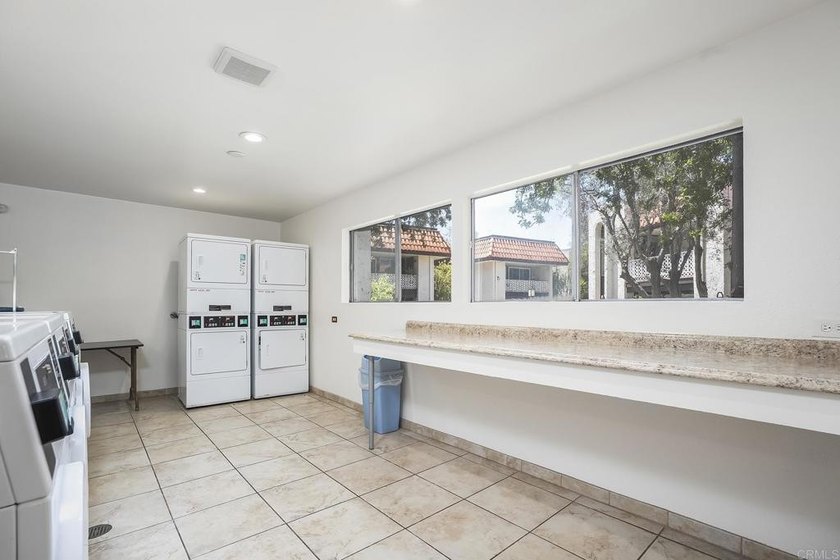 BEAUTIFULLY REMODELED 1 BEDROOM, 1 BATH UPSTAIRS UNIT WITH A - photo 25