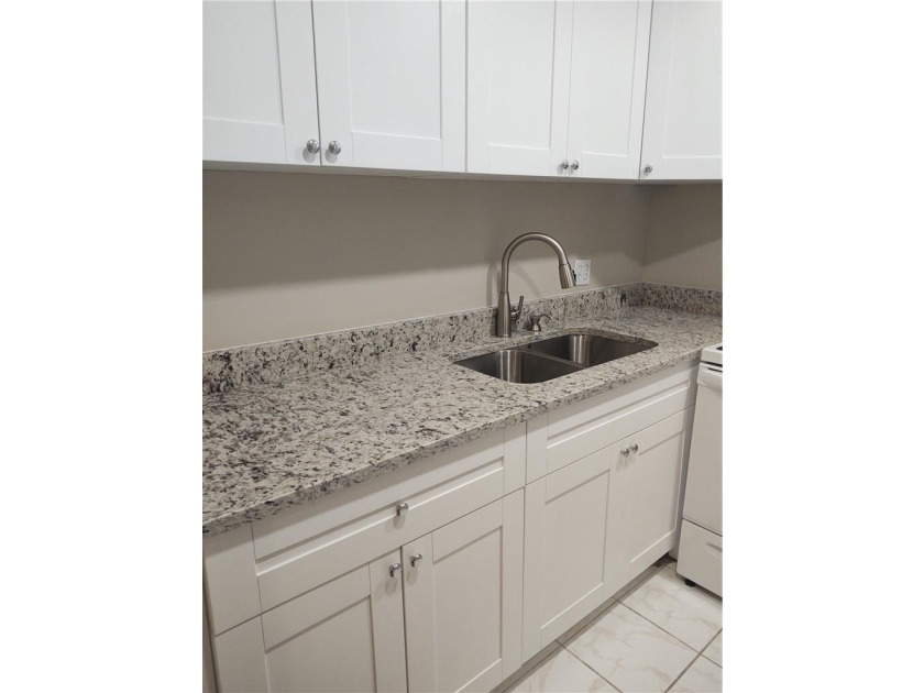 Clean and Neat 1 bedroom, 1 bath unit in 55+ Community in - photo 3