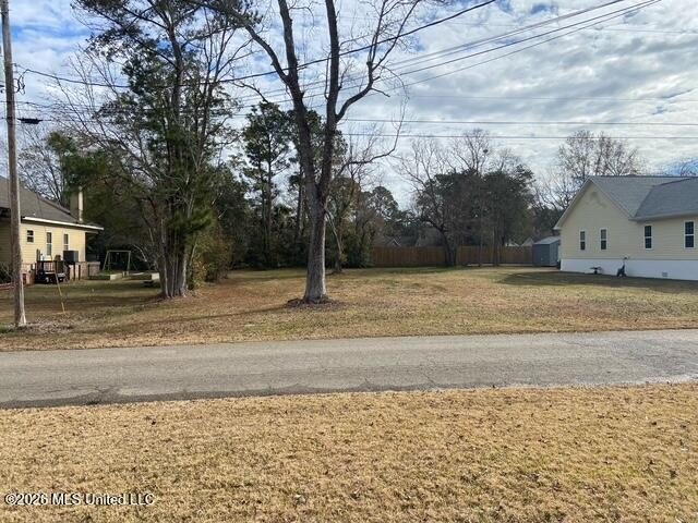 This 83'x140' beautiful lot in this well-established - photo 2