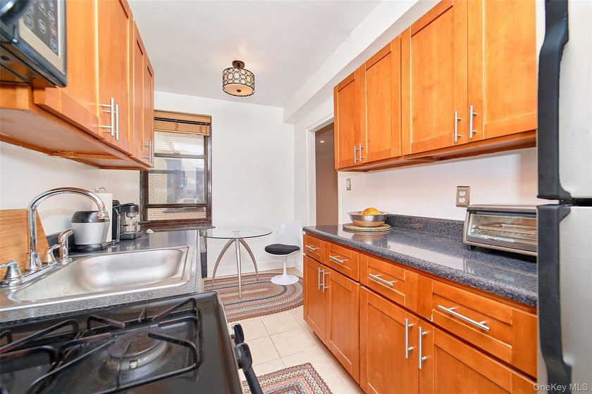 Come see this lovely Villiage Flair apartment, filled with light - photo 14
