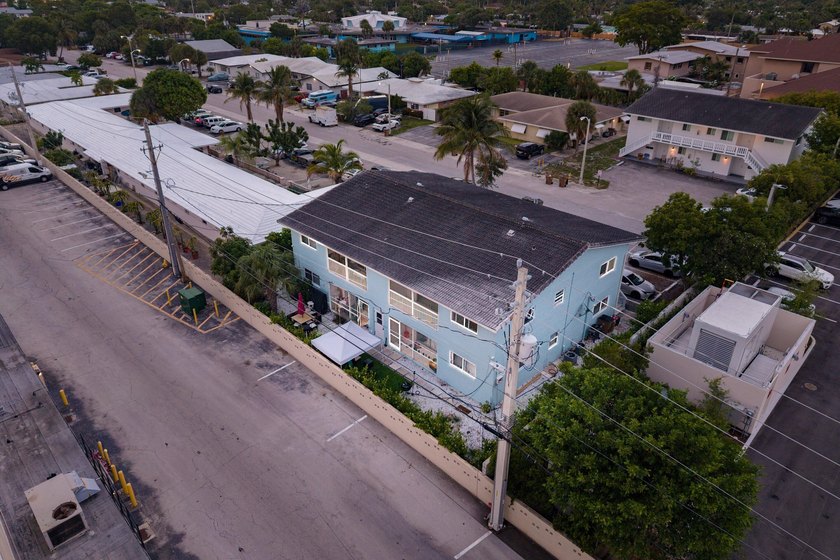Substantial two-story quadruplex located in The Cove, Downtown - photo 6