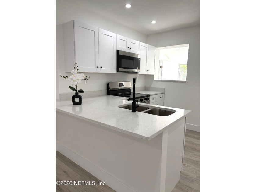 OPEN HOUSE SUNDAY JULY 26TH FROM 11AM TO 2PM. Welcome to this - photo 2