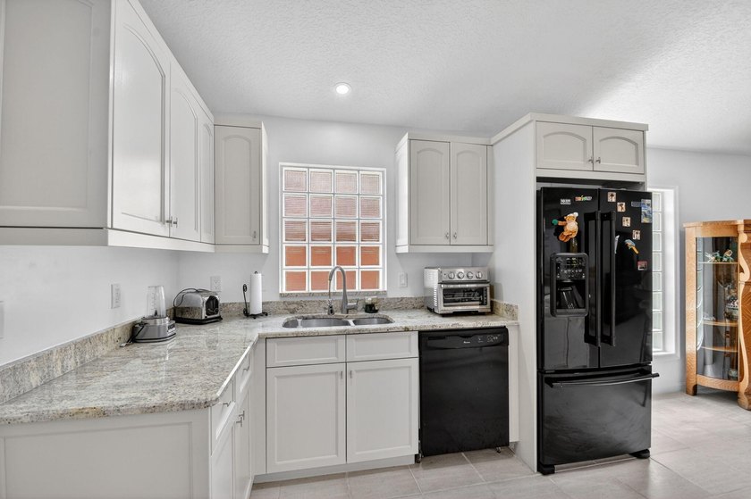 WOW - Awesome pool home with renovated kitchen, flooring and - photo 13