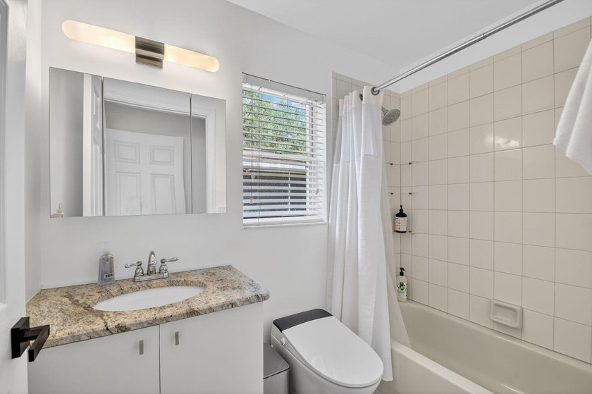 WOW - Awesome pool home with renovated kitchen, flooring and - photo 28