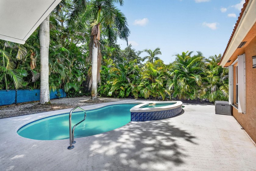 WOW - Awesome pool home with renovated kitchen, flooring and - photo 35