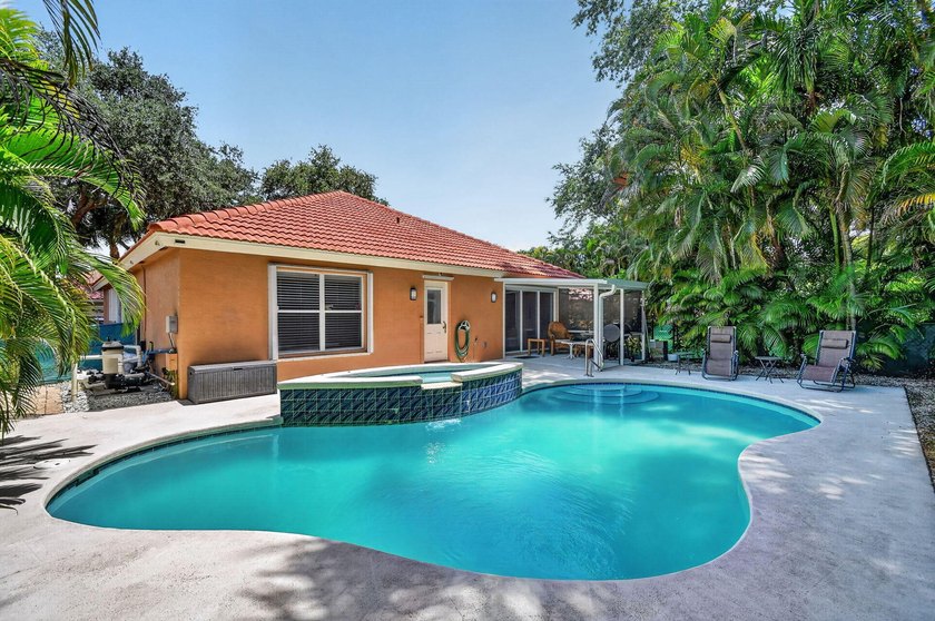 WOW - Awesome pool home with renovated kitchen, flooring and - photo 39