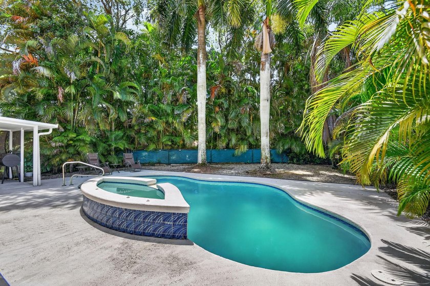 WOW - Awesome pool home with renovated kitchen, flooring and - photo 40