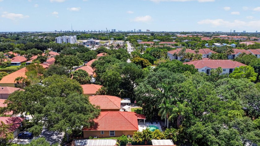 WOW - Awesome pool home with renovated kitchen, flooring and - photo 44