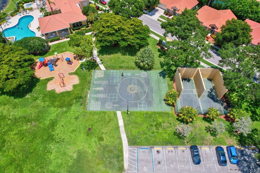 WOW - Awesome pool home with renovated kitchen, flooring and - photo 50