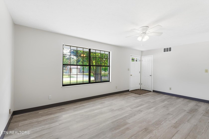 Freshly painted inside and out, this move in ready brick 3 - photo 4