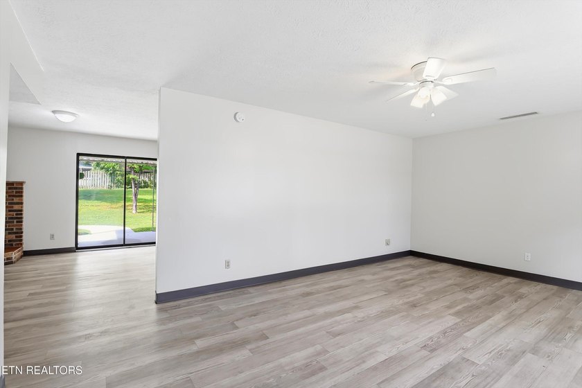 Freshly painted inside and out, this move in ready brick 3 - photo 5
