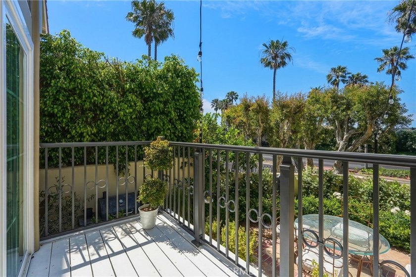 Coveted SeaCliff on the Greens Executive townhome. Light-filled - photo 14