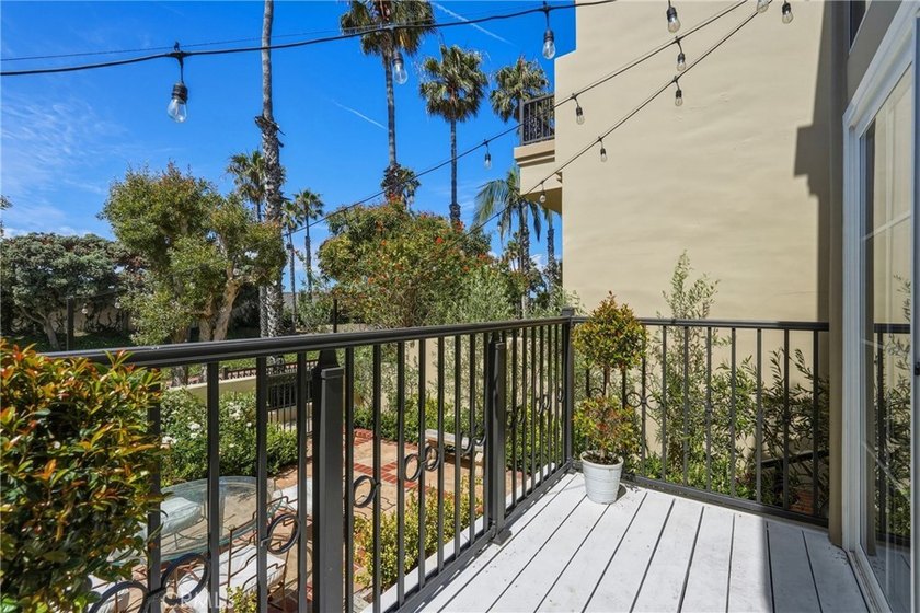 Coveted SeaCliff on the Greens Executive townhome. Light-filled - photo 15