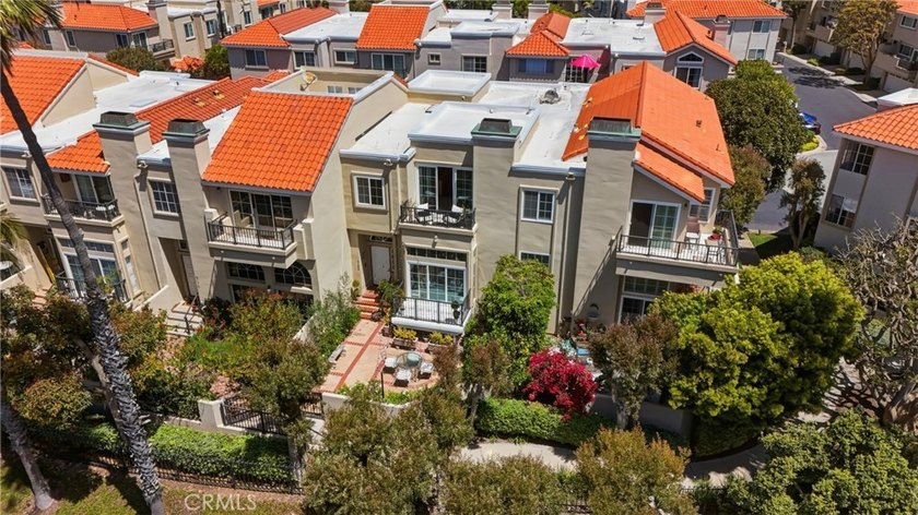 Coveted SeaCliff on the Greens Executive townhome. Light-filled - photo 48