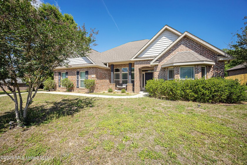 Newly reduced price as of 5/18!! Welcome home to this beautiful - photo 2