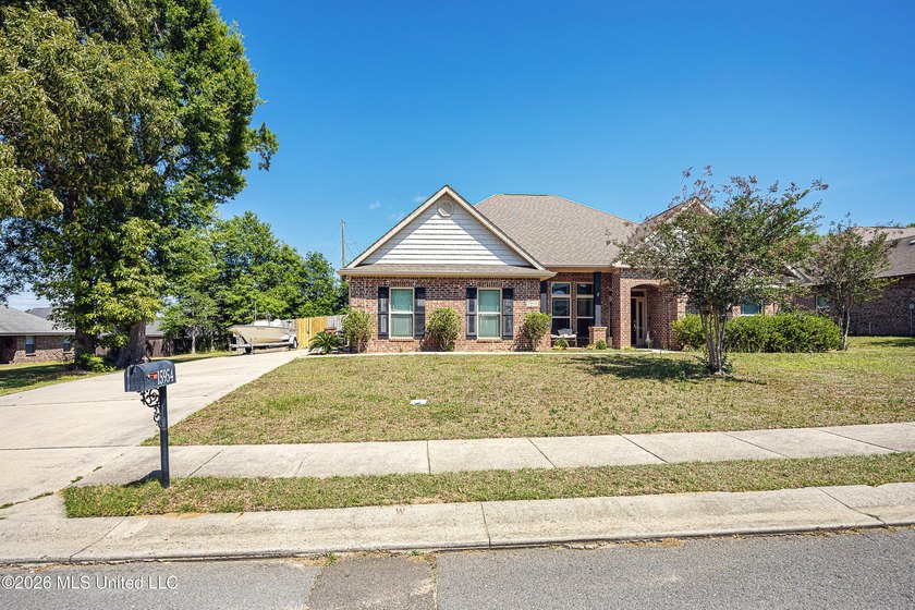 Newly reduced price as of 5/18!! Welcome home to this beautiful - photo 3