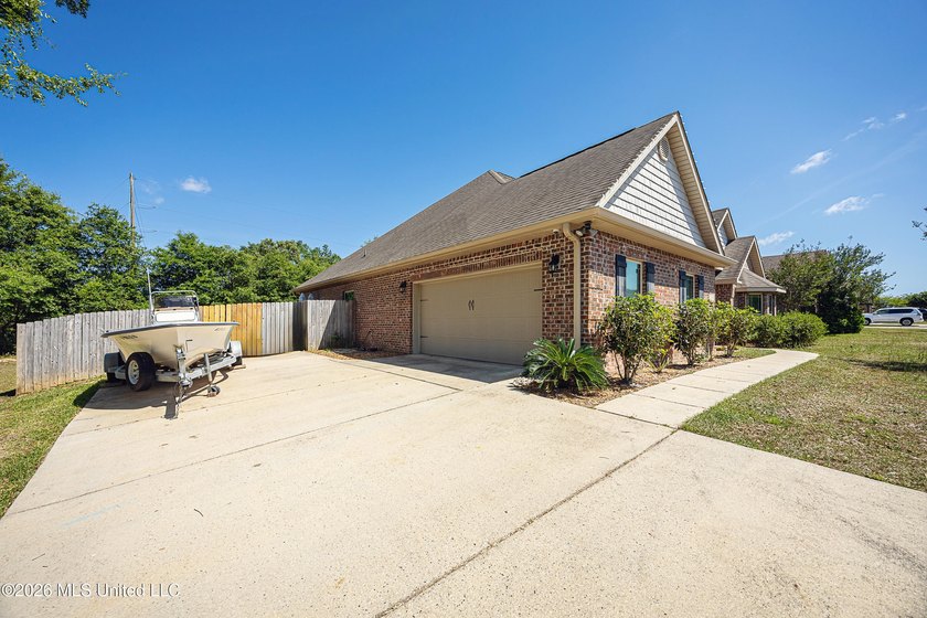 Newly reduced price as of 5/18!! Welcome home to this beautiful - photo 4