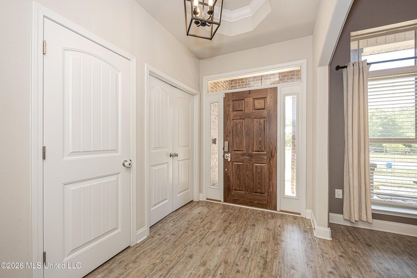 Newly reduced price as of 5/18!! Welcome home to this beautiful - photo 8