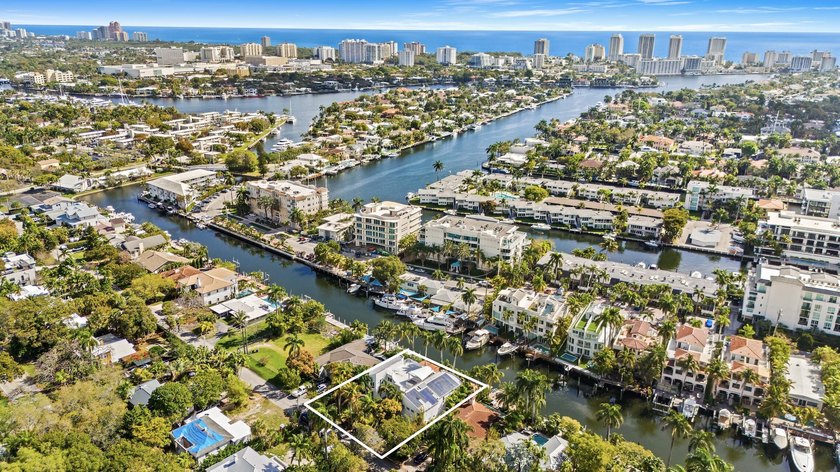 Stunning contemporary waterfront estate on the Karen Canal in - photo 2